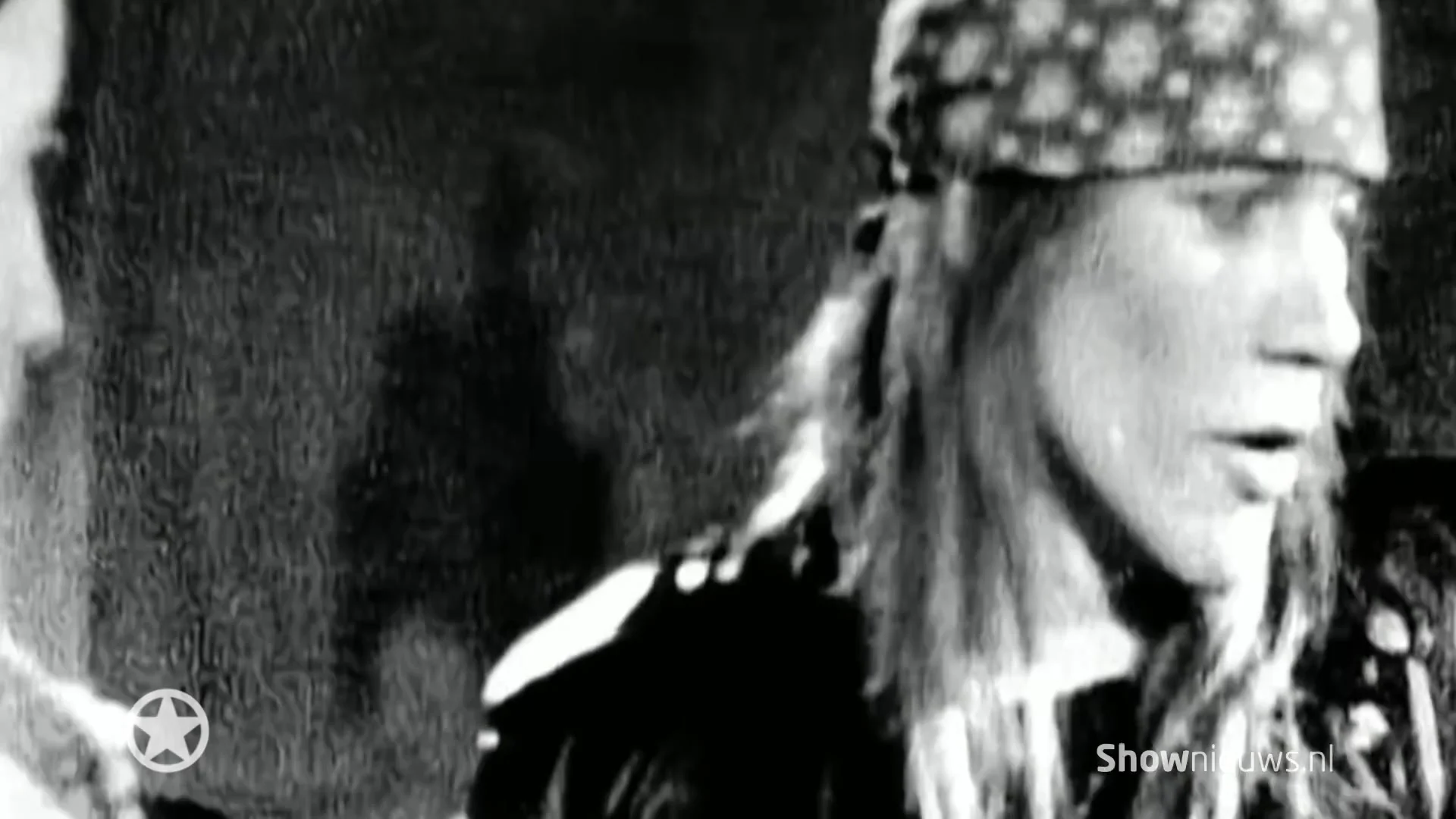 Droom komt uit: Giel werkt zich in 't zweet op podium Guns 'N Roses