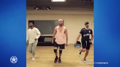 Strippende acteurs uit Onze Jongens oefenen danspasjes