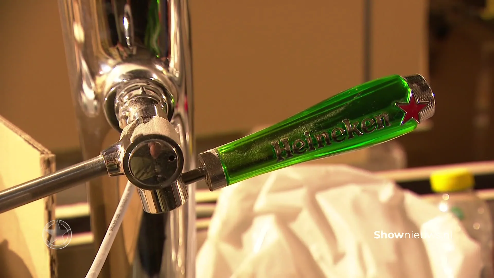 Lil' Kleine geeft rondleiding door z'n kroeg