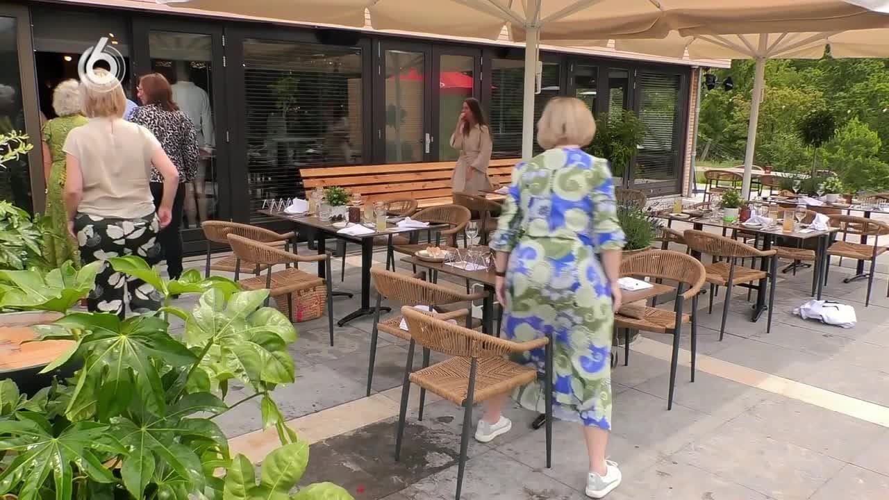 Wibi Soerjadi speelt een stukje op piano voor Restaurant Misverstand