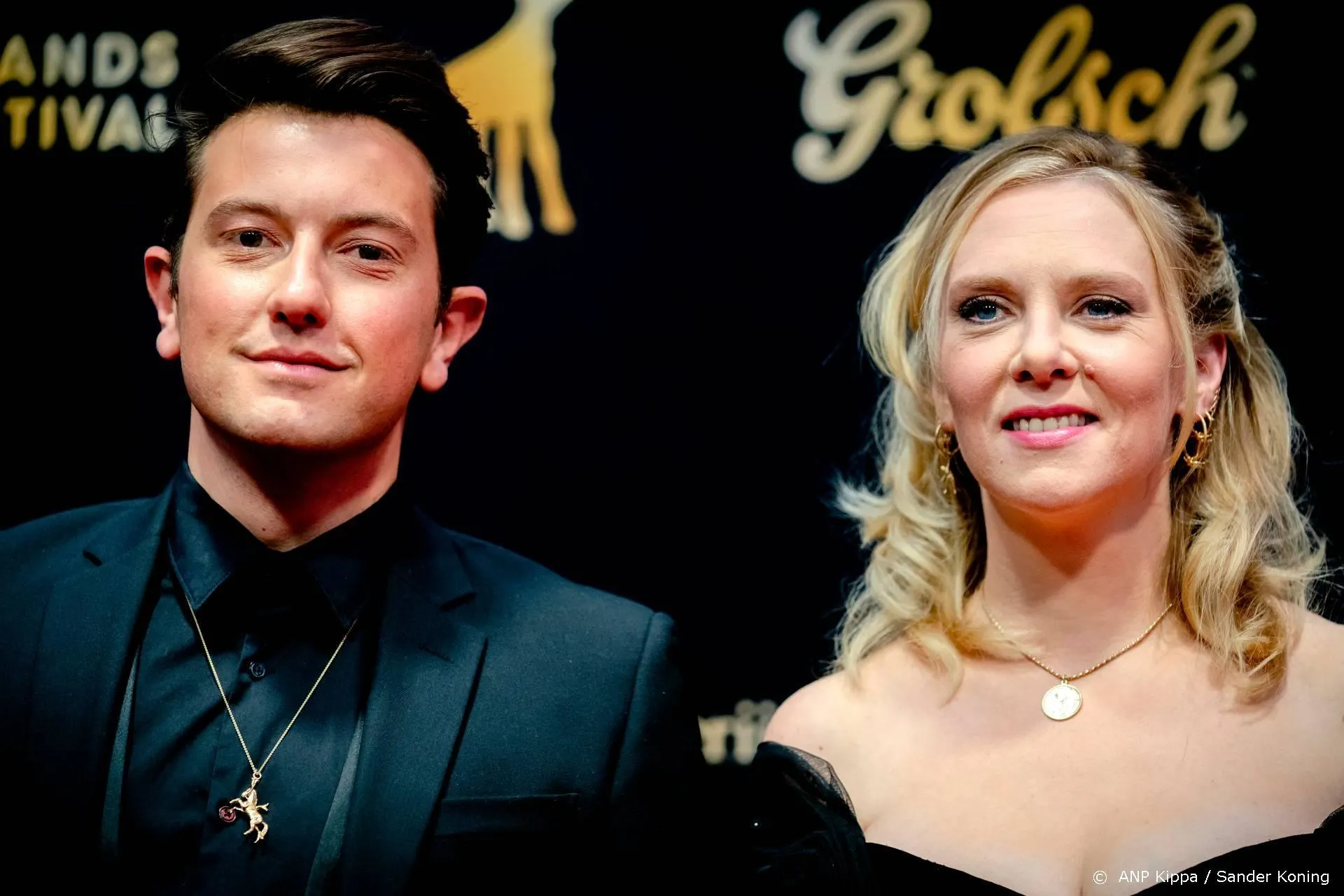 Dook van Dijck slaapt met een foto van Patty Brard