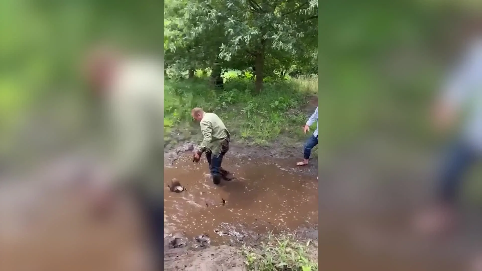 Frans Bauer valt in de modder