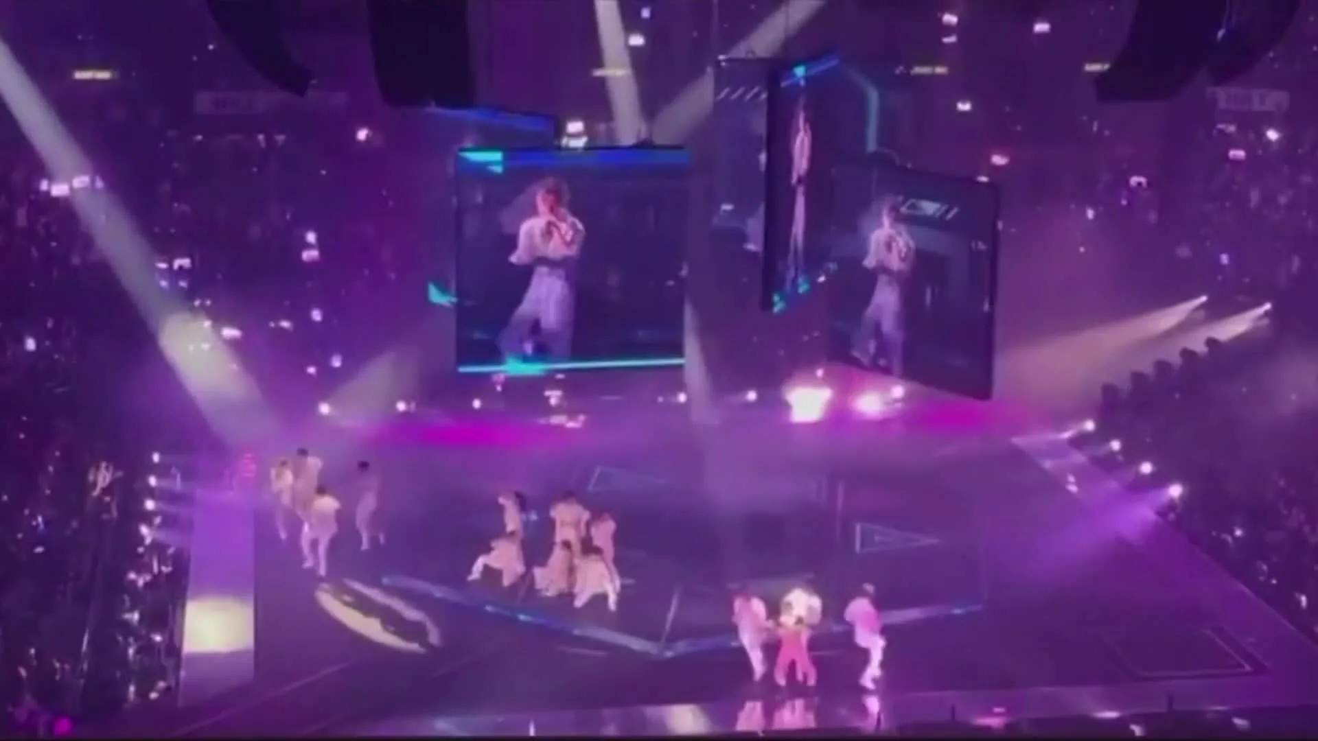 Schokkende beelden: Enorm beeldscherm valt op podium tijdens concert boyband Mirror