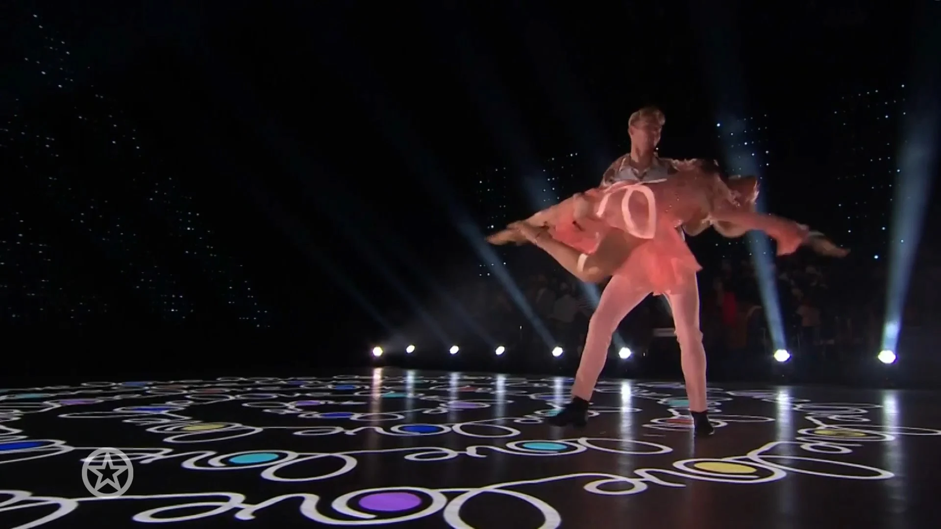 Princes Delphine schittert op dansvloer