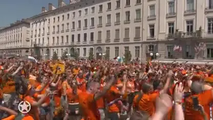 John de Bever zet Oranje-fanzone op z'n kop!