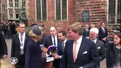 Koning keuvelt er vrolijk op los in hartje Bremen