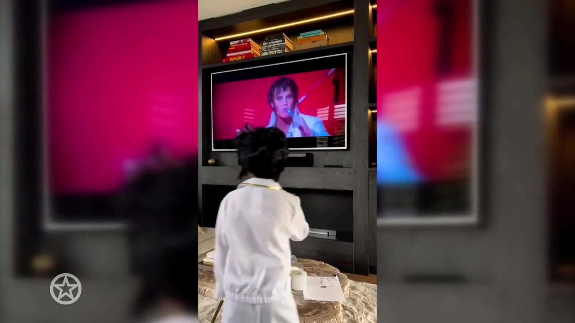 Kleine André Hazes doet Elvis na