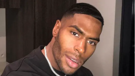 Dít is Denzel Slager, de nieuwe vriend van Famke Louise 