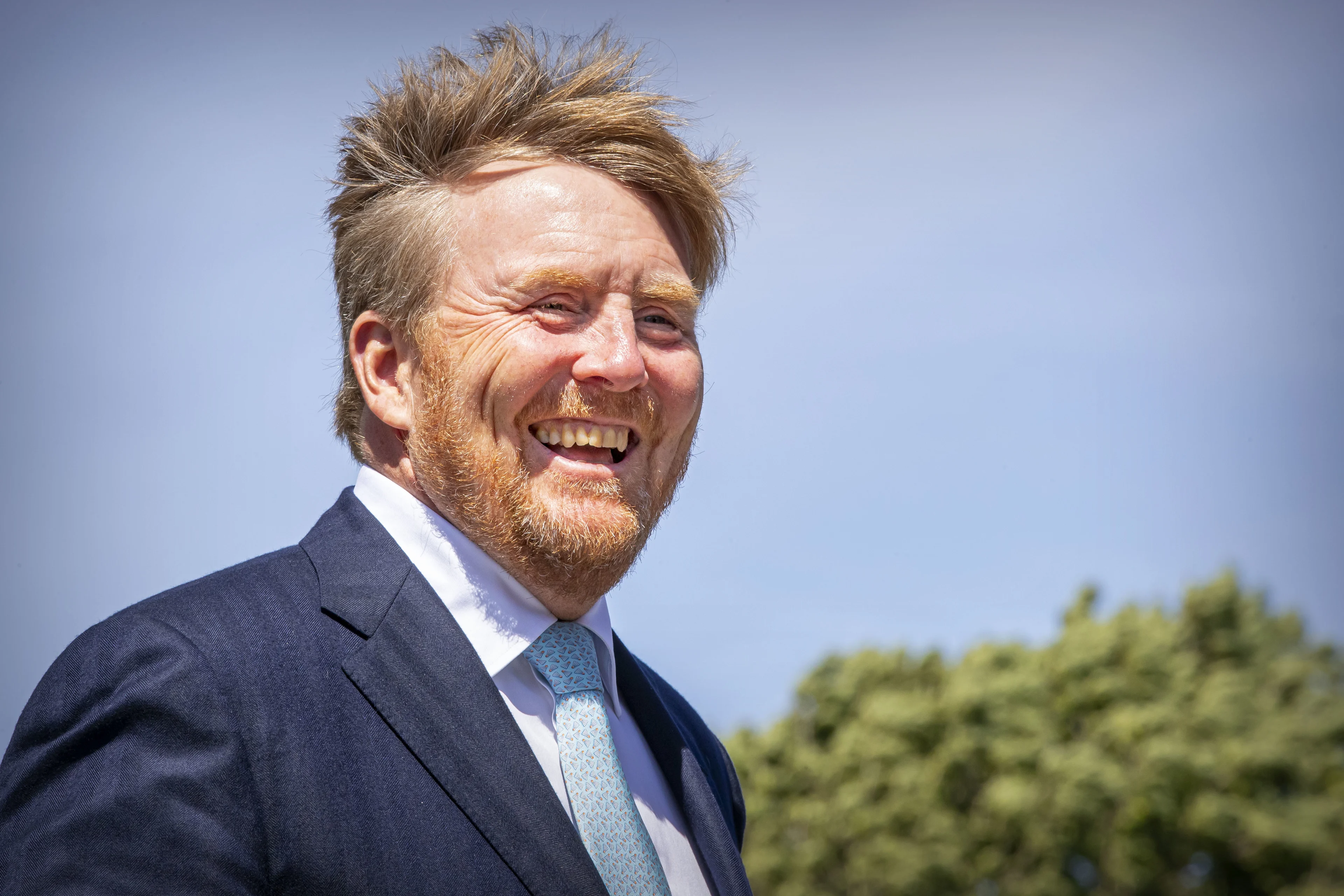 Koning Willem-Alexander brengt bezoek aan vliegbasis Volkel