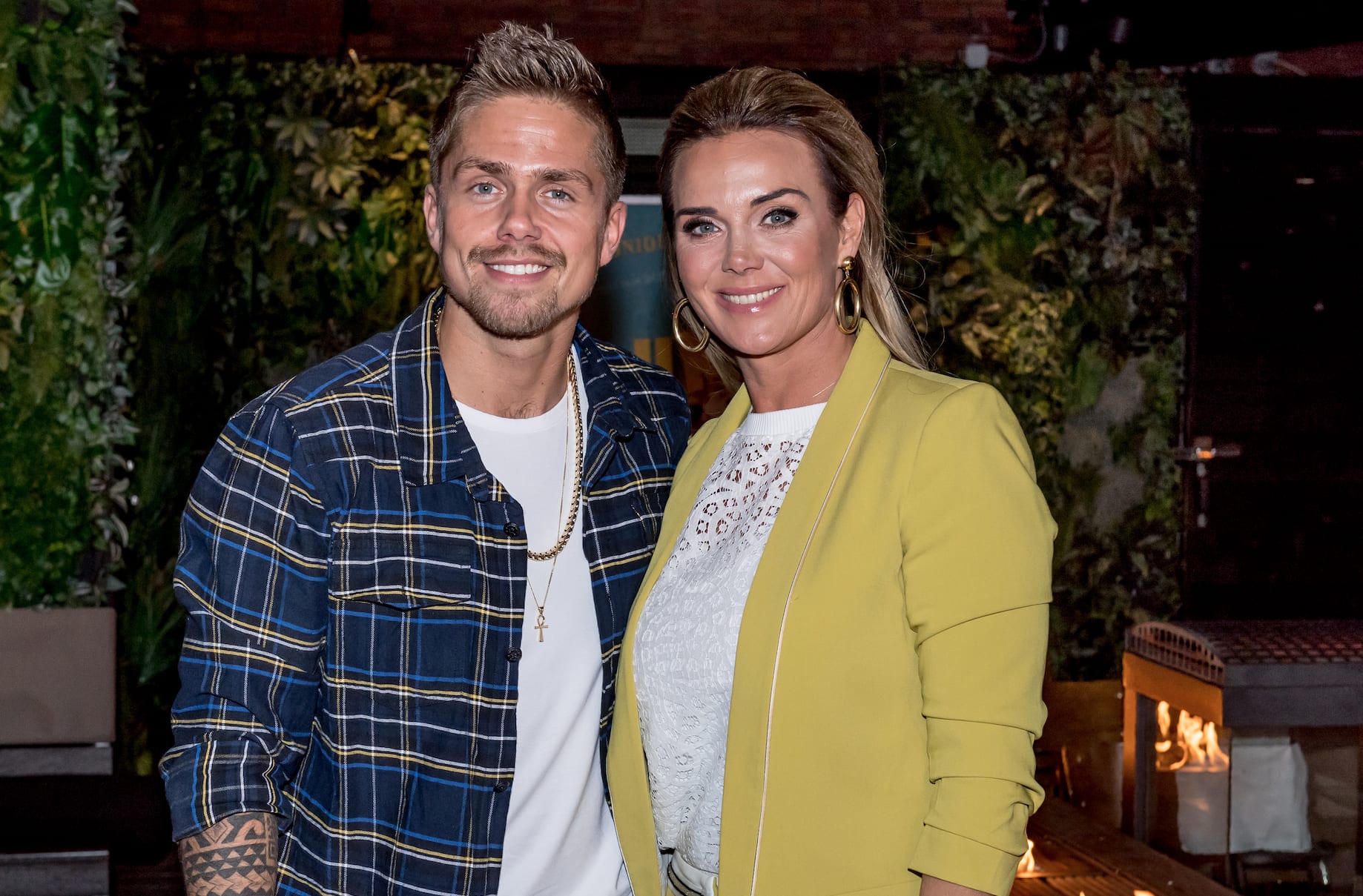 HILARISCH: André Hazes in shock door enorme tong Monique