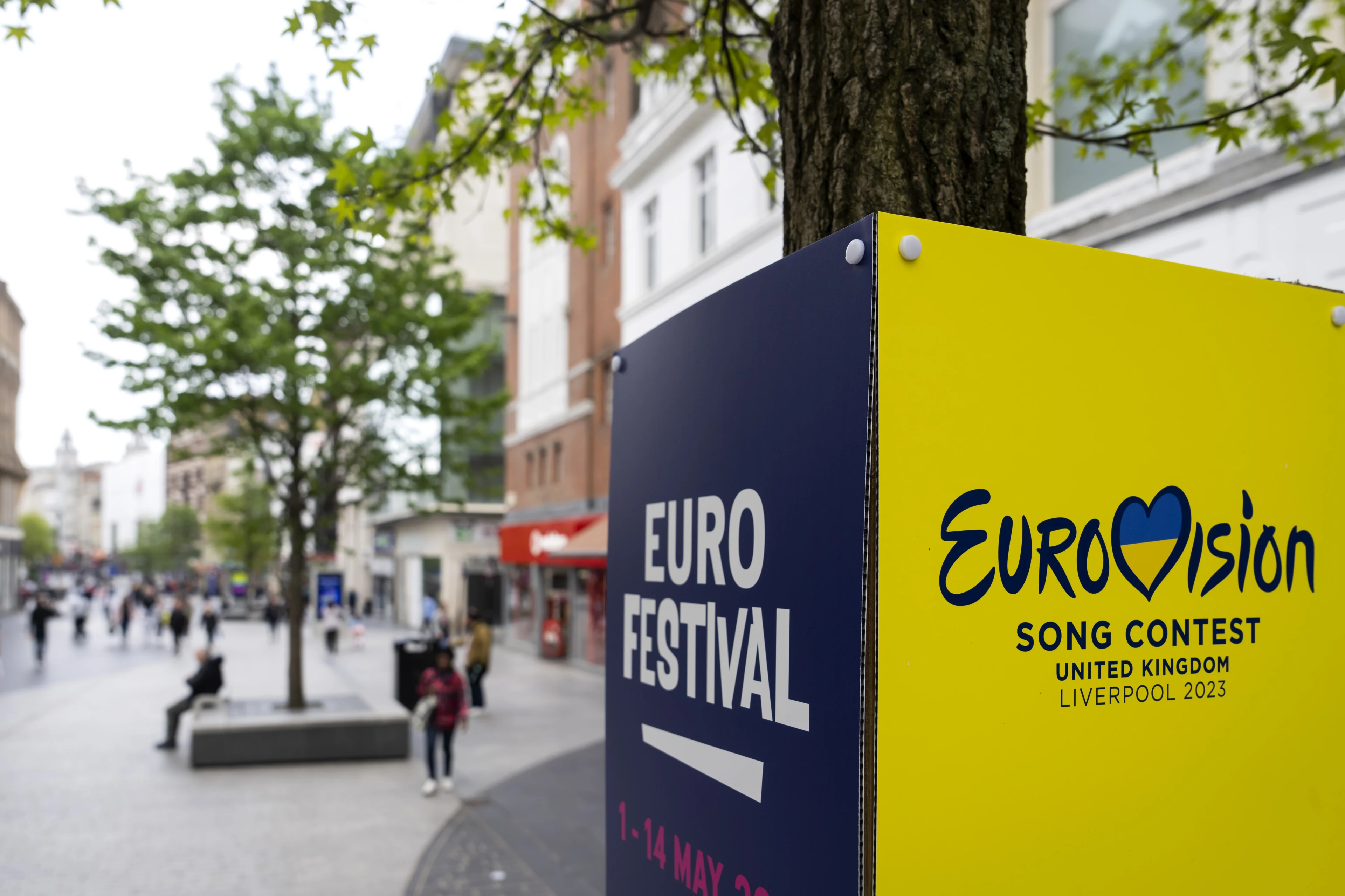 Oud-Eurovisie Songfestivaldeelnemer biedt slaapbank aan voor mensen in LA