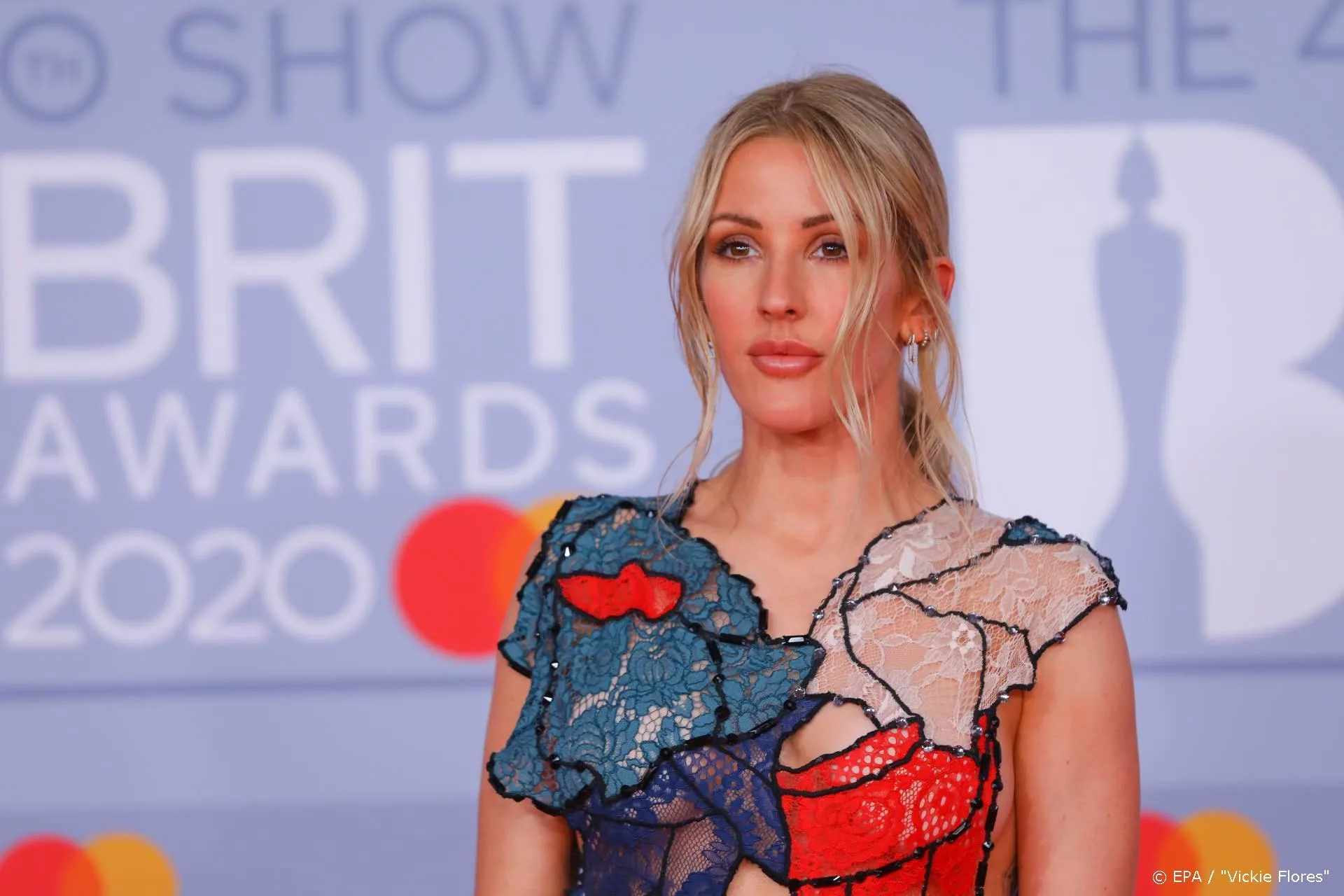 Ellie Goulding geeft daklozen mobieltje tegen coronavirus