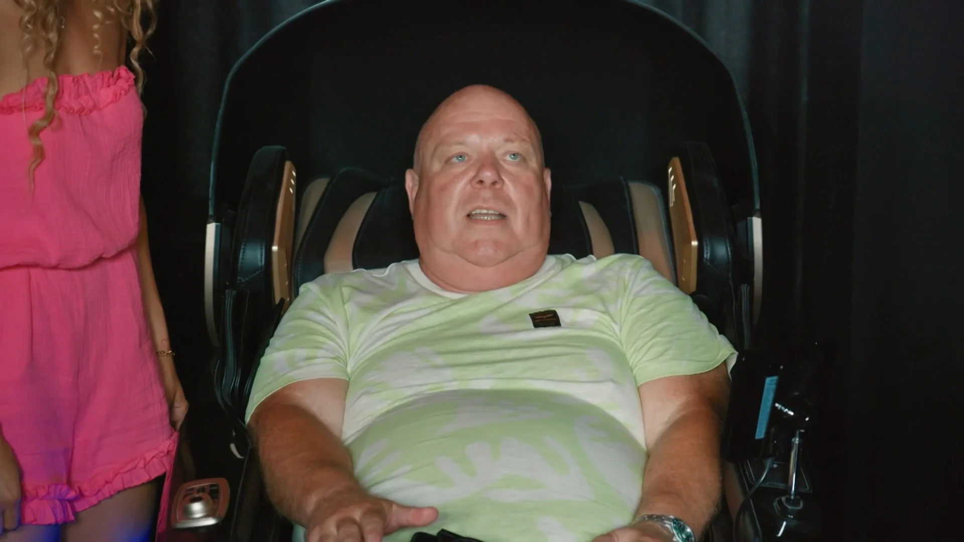 Wendy laat hairextensions zetten en Peter krijgt een massage.