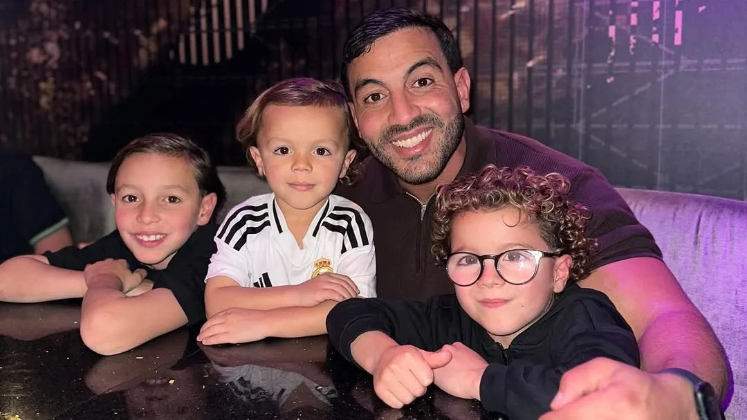 Influencer Mo Bicep krijgt geldboete voor kinderen achter stuur