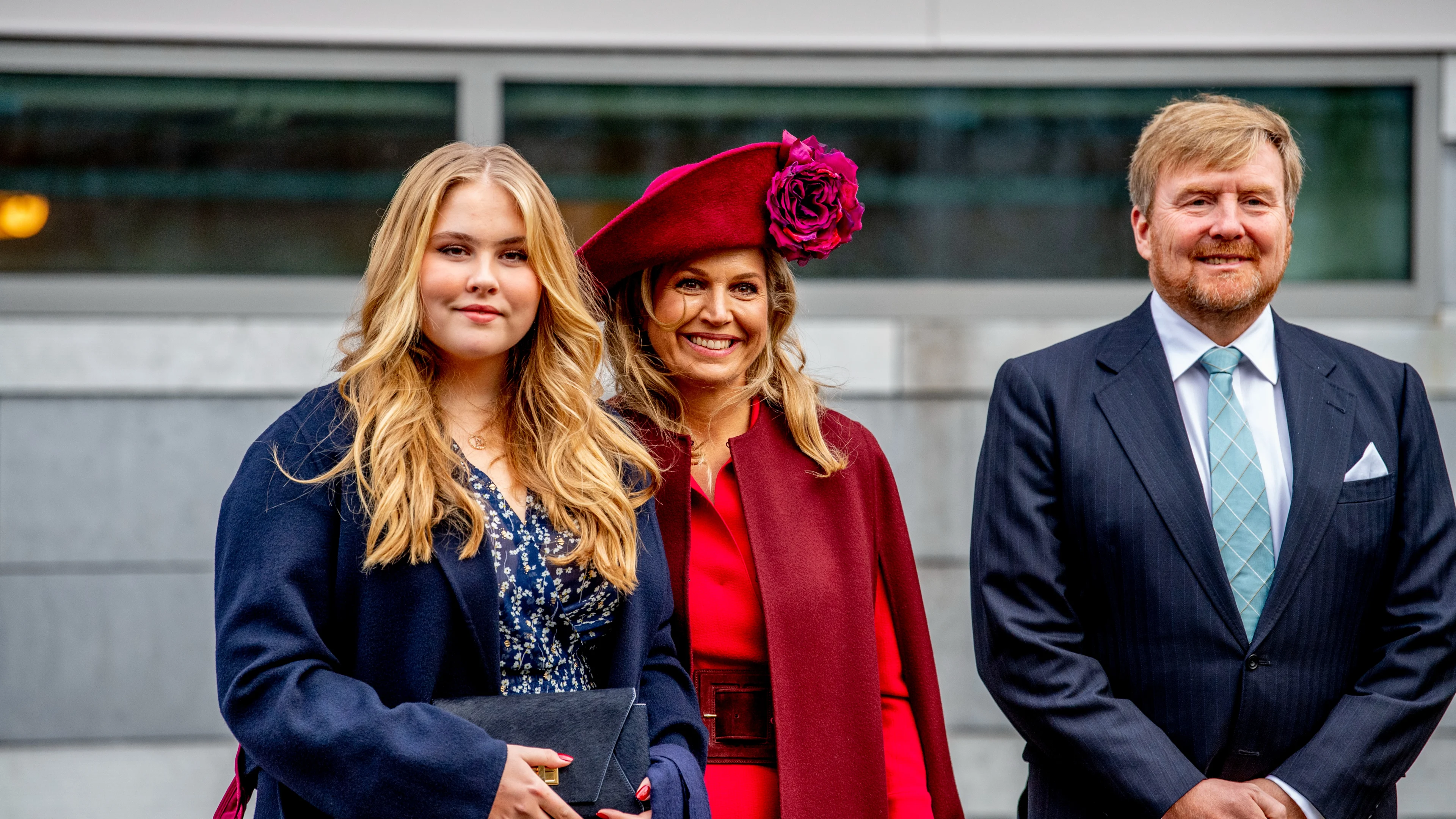 Willem-Alexander dankbaar en trots bij binnengeleiding Amalia