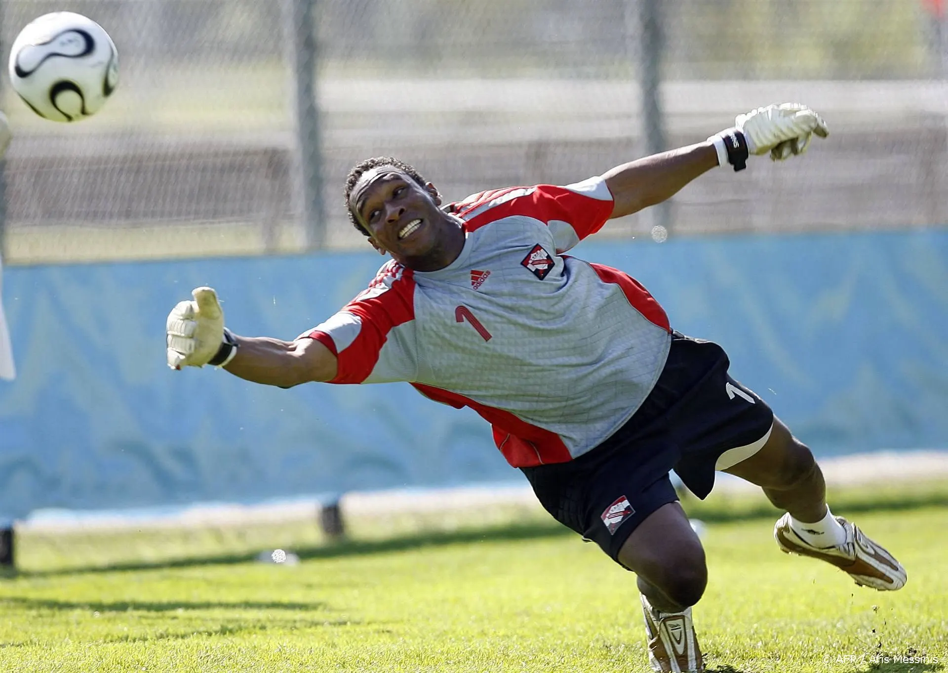 Voetbalanalist valt flauw tijdens live-uitzending