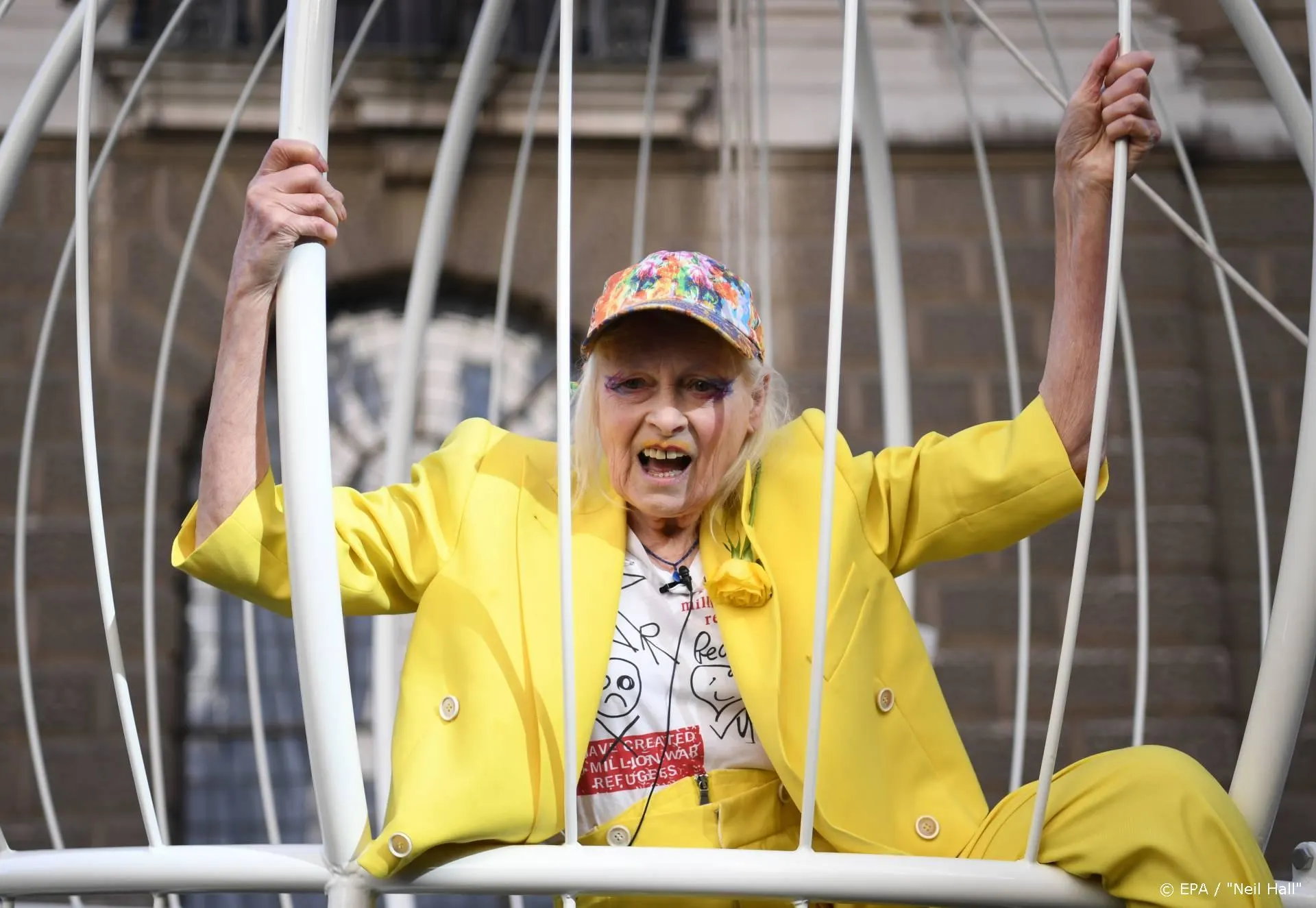 Vivienne Westwood sluit zich op in kooi voor Julian Assange