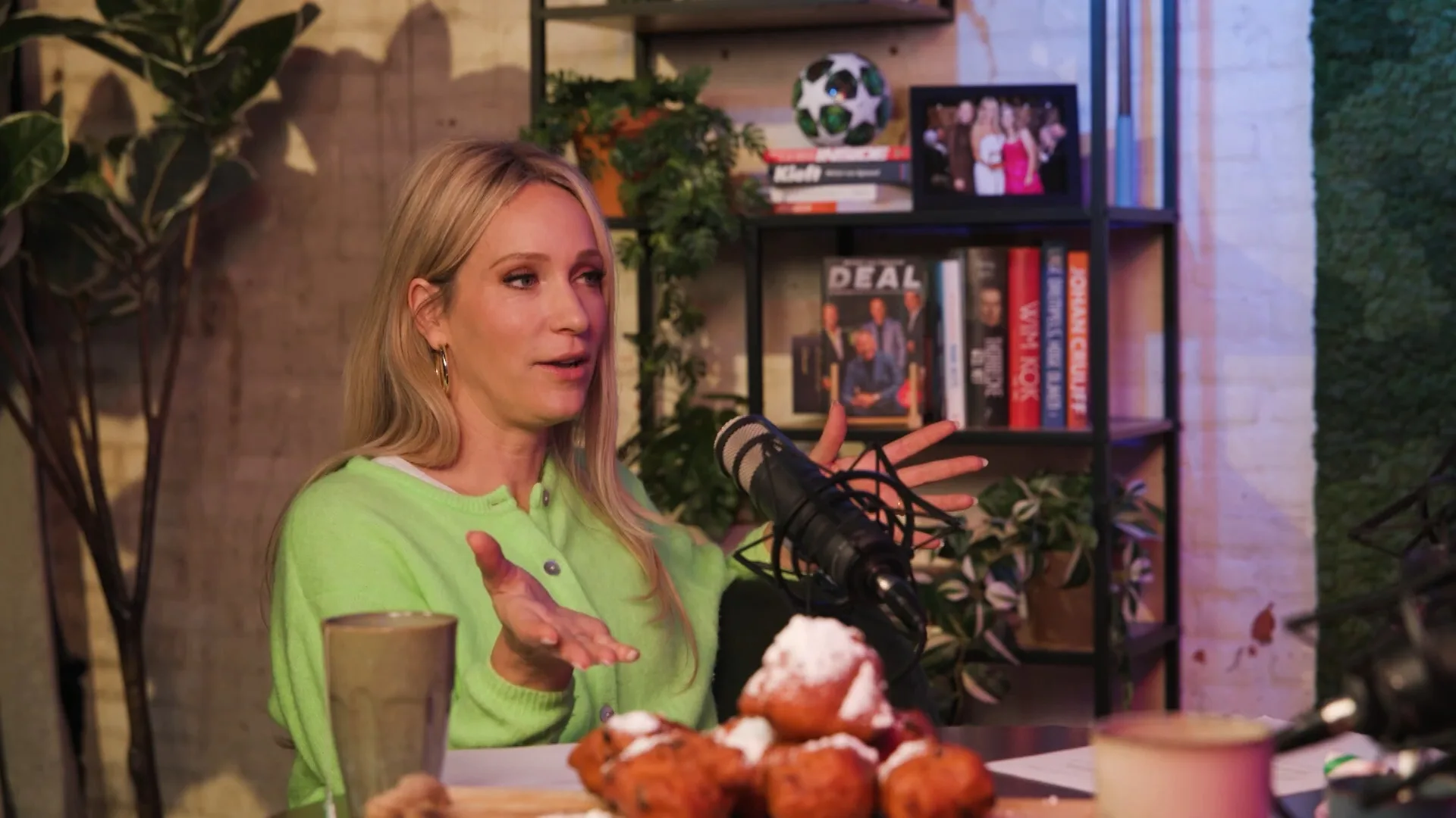 Irritatie bij Hélène Hendriks: 'Waarom die groepsapps'