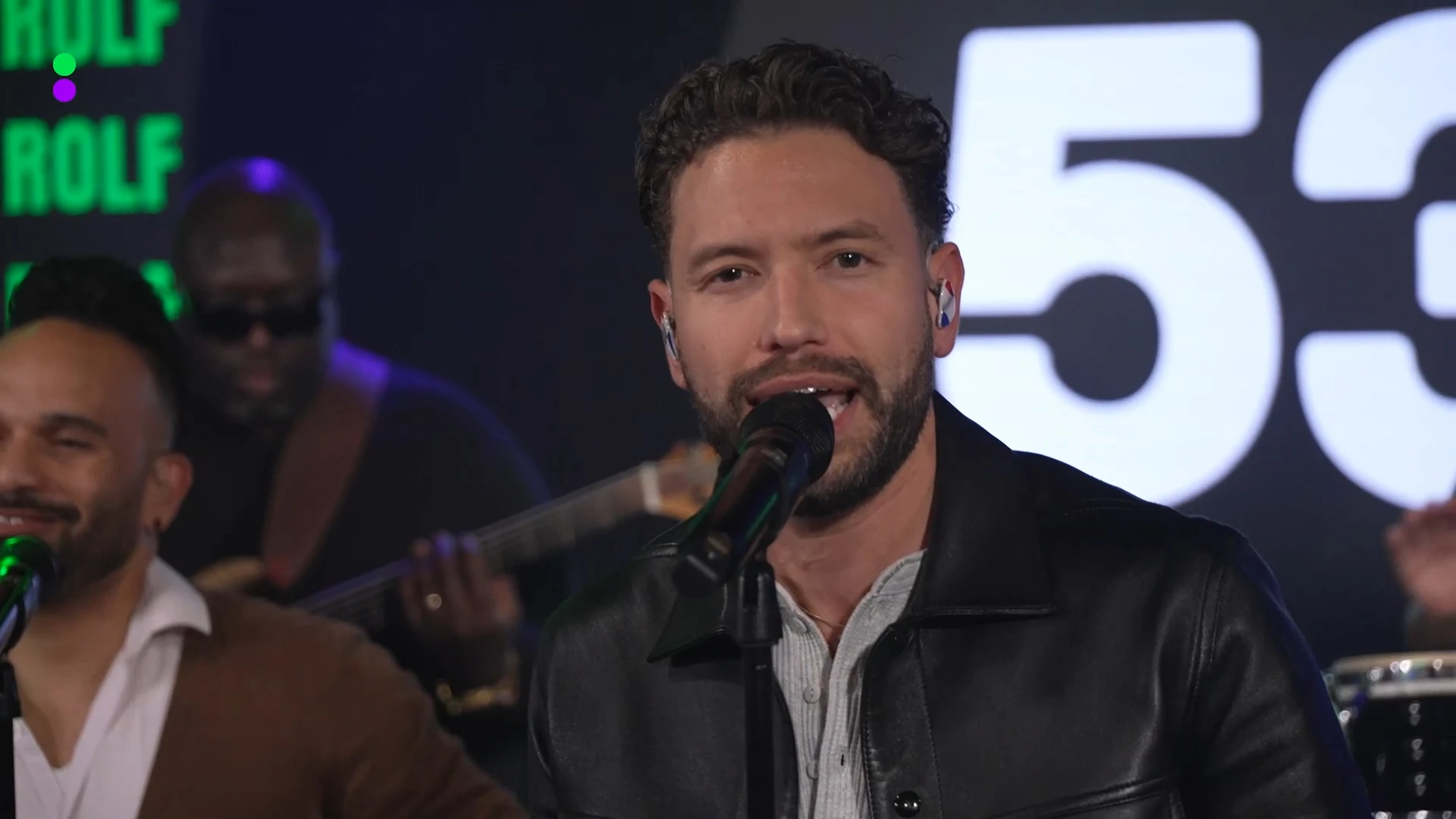 Rolf Sanchez covert Despacito van Luis Fonsi en Daddy Yankee!