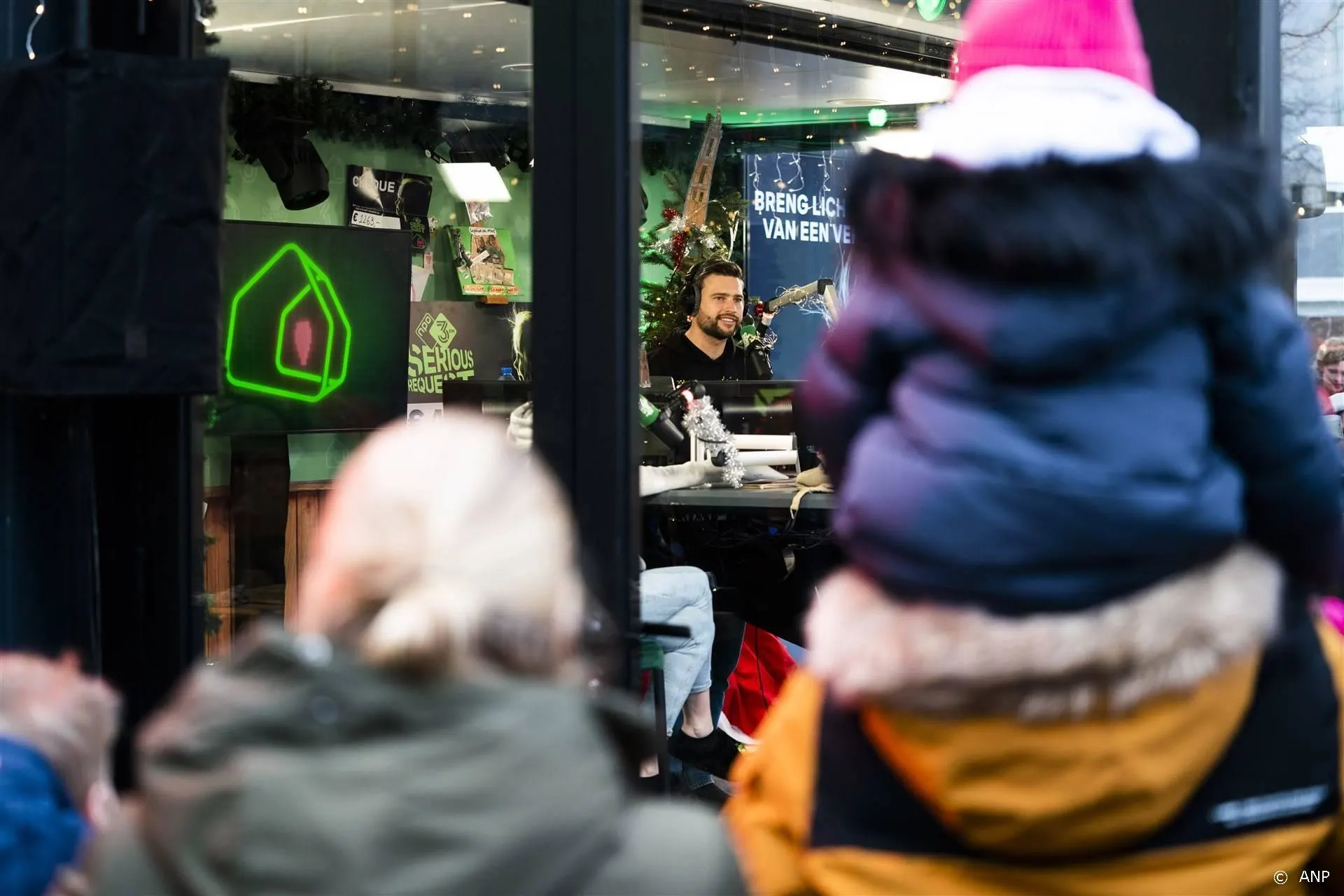 Deze 3FM-dj's gaan het Glazen Huis in