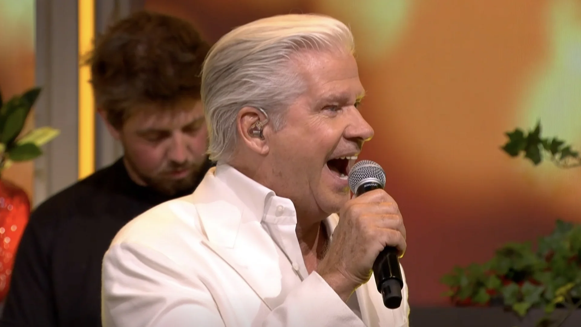 Dries Roelvink zorgt met 'Ik Kom Eraan (Route du Soleil)' voor knallende opening van De Oranjezomer!