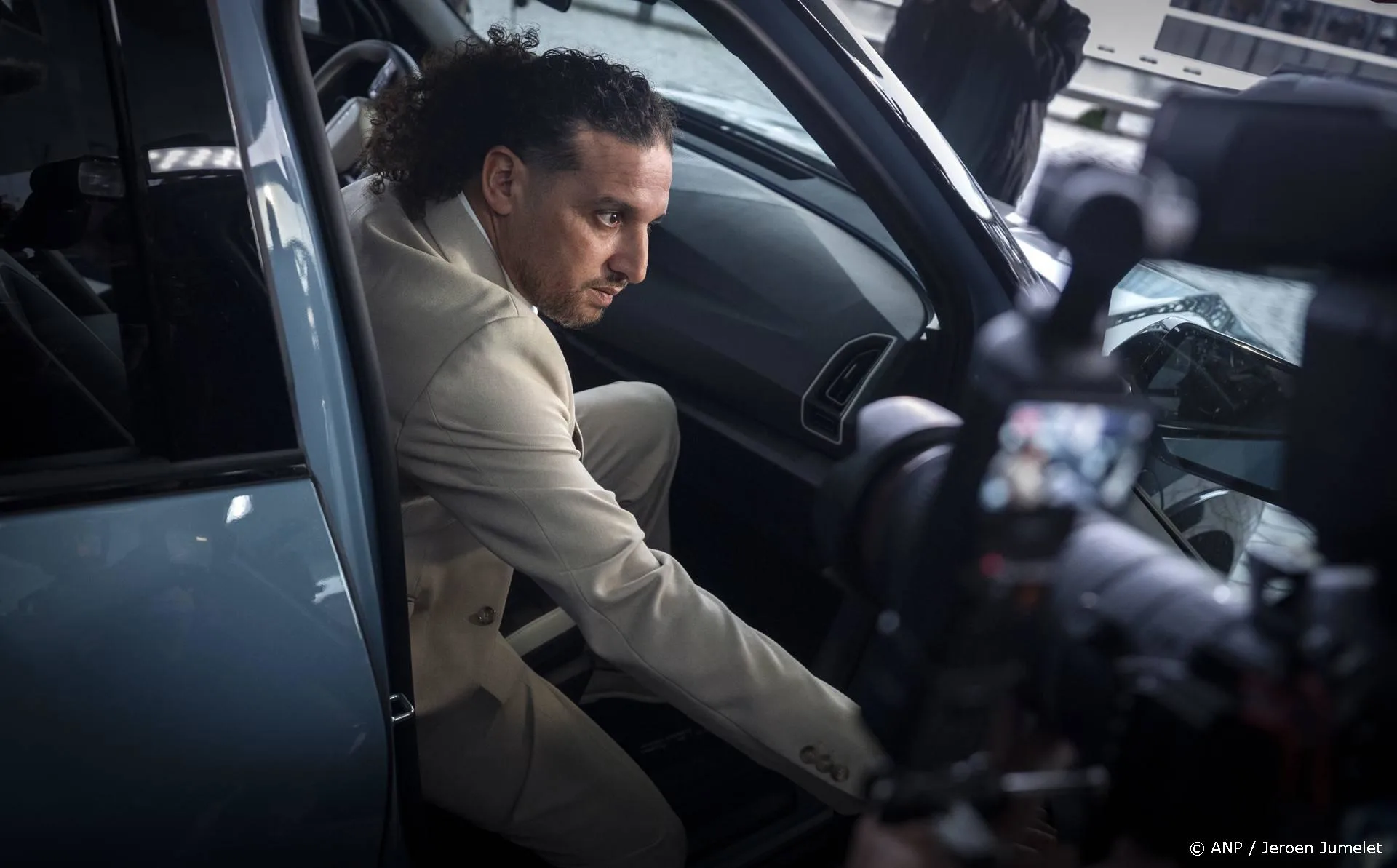 Ali B staat pers niet te woord bij aankomst rechtbank