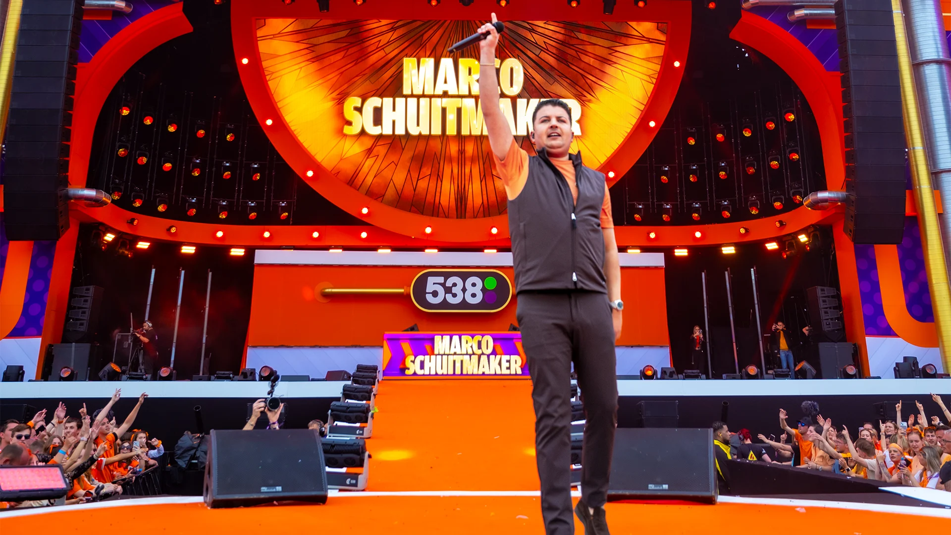 Marco Schuitmaker verandert Chasséveld in oranjekroeg | 538 Koningsdag 2026