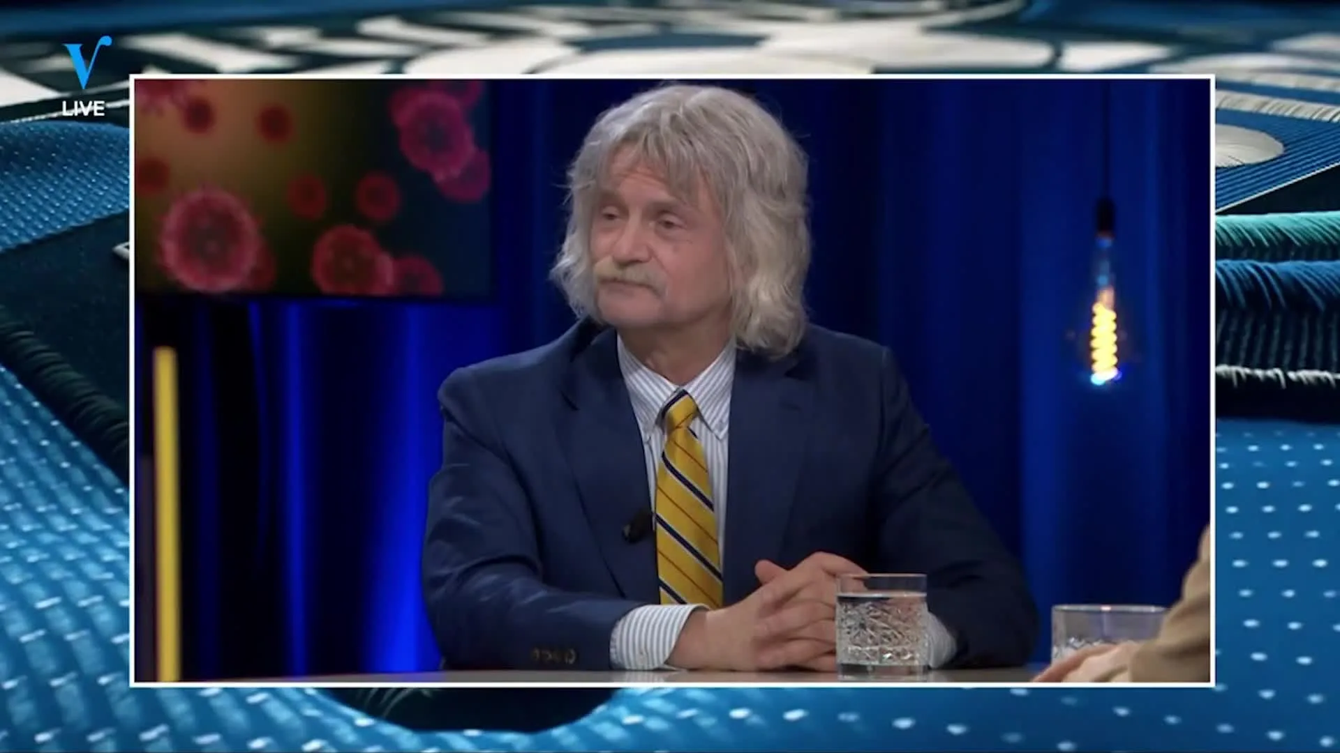 Johan Derksen reageert op imitatie van Kasper van Kooten