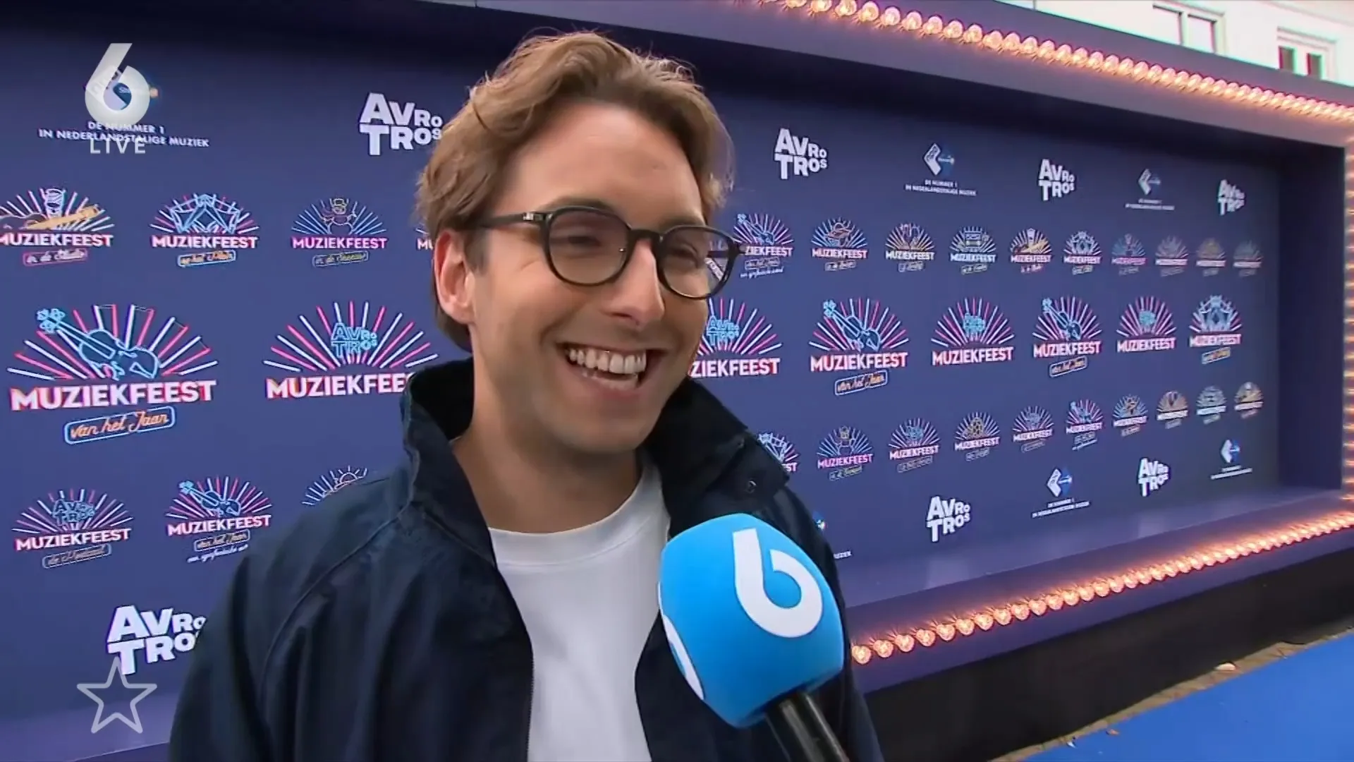 Feestje in de regen bij het Muziekfeest op het Plein
