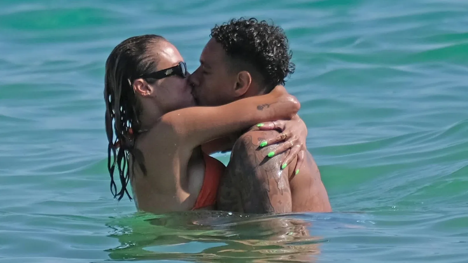ZIEN: Gregory van der Wiel en Rose Bertram zoenend gespot