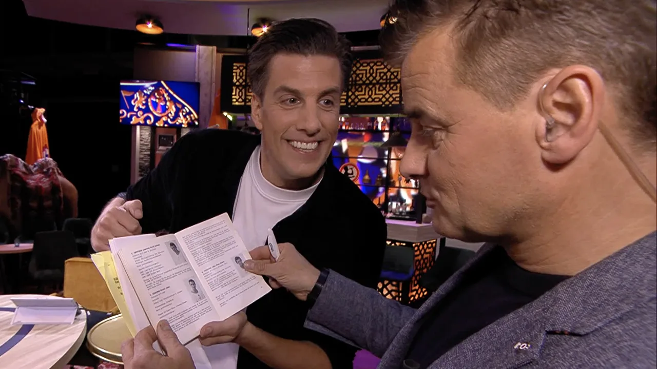 Rob Kemps laat spelersboekje met Johan zien: 'Achttien jaar en zonder snor!'