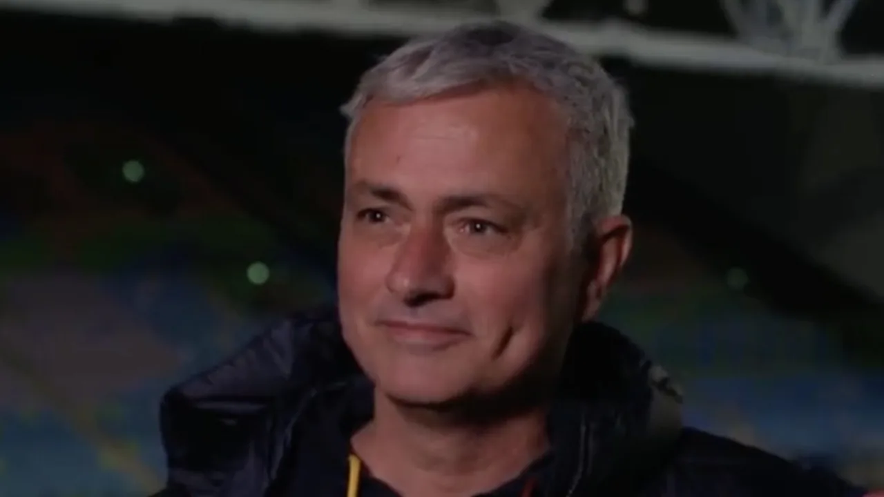 Mourinho in het Nederlands niet te spreken over veld van Vitesse: 'Ongelooflijk!'