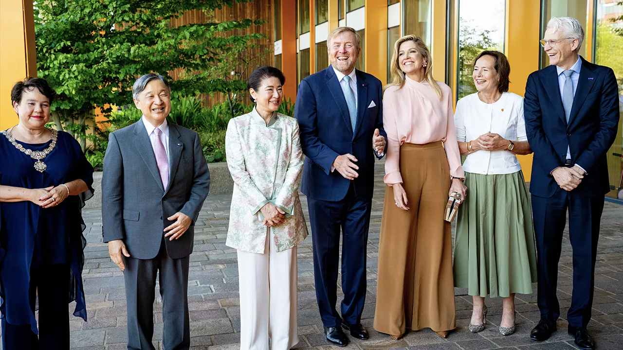 Video: koning Willem-Alexander in oranjestemming tijdens fotomoment: 'Naar links… naar links!'