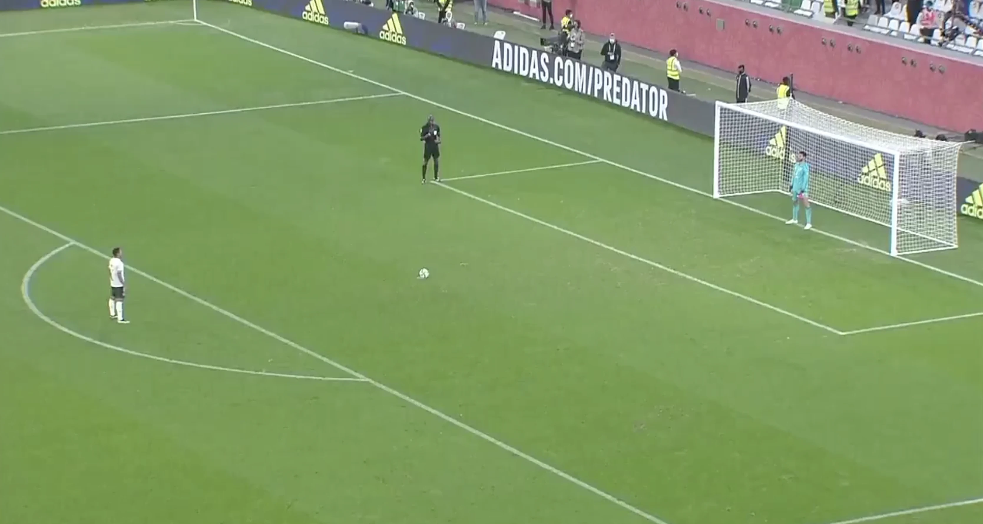 Speler mist strafschop na krankzinnig lange aanloop