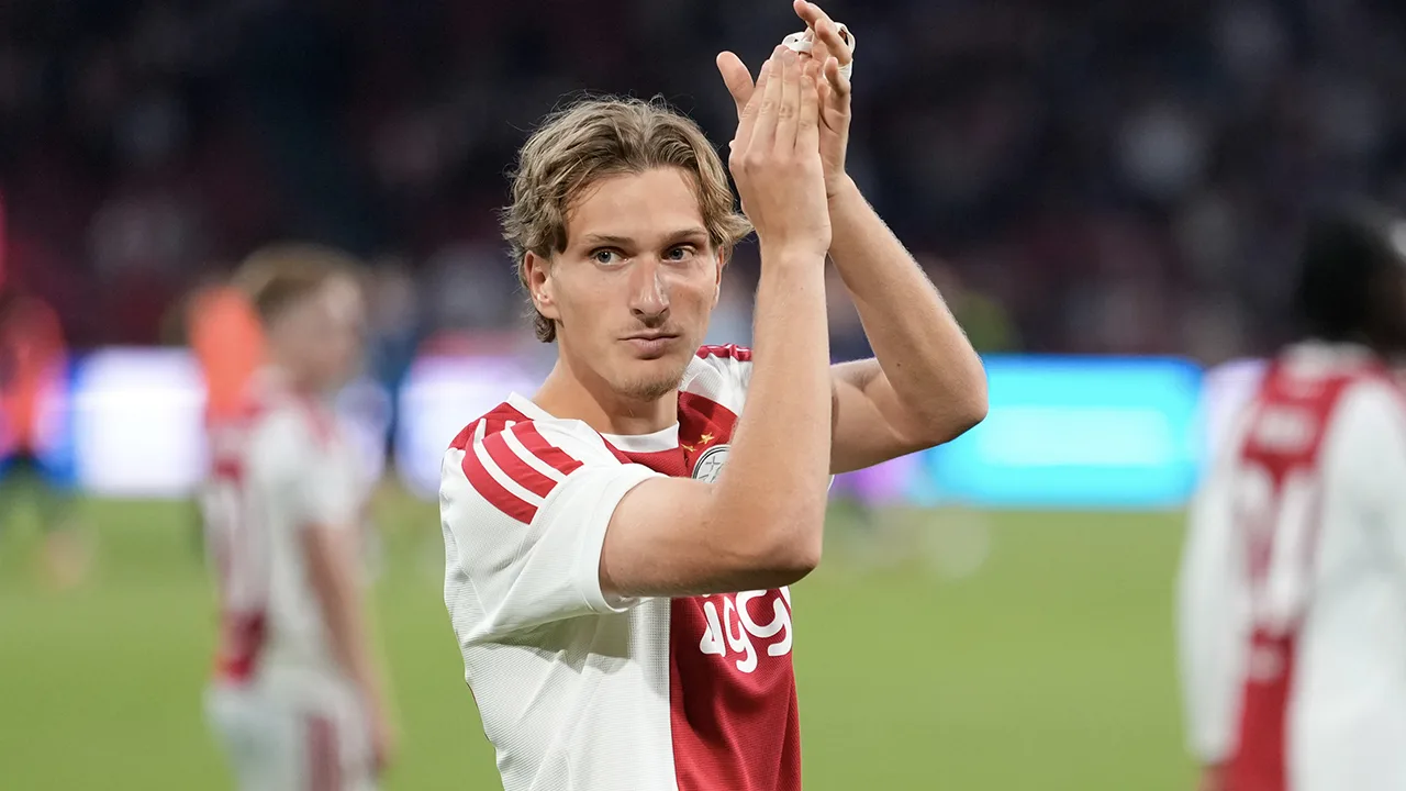 Zaakwaarnemer Mika Godts komt met duidelijkheid over zijn absentie tegen PEC Zwolle