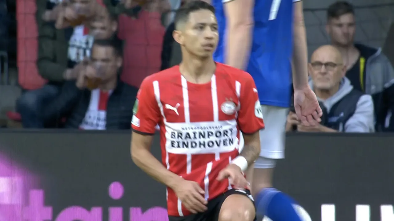 KANS: Doelman Schmeichel pakt een afstandsschot van Mauro Junior