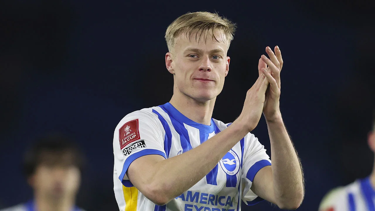 Oranje-international Jan Paul van Hecke maakt kans op prestigieuze erkenning in Premier League