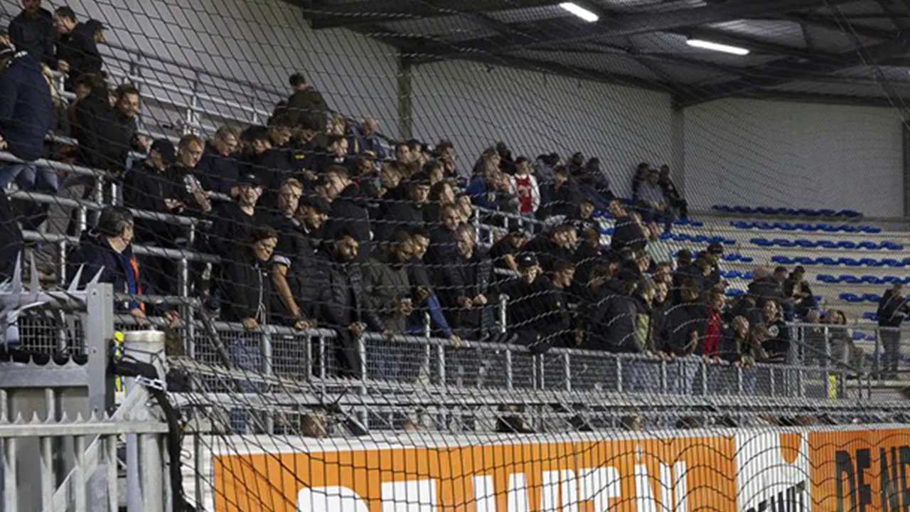 Ajax-fans achter het net bij RKC Waalwijk duel