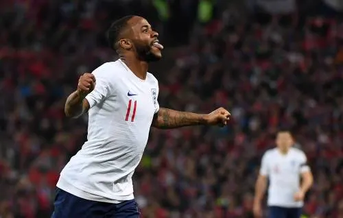 Sterling schiet Engeland naar ruime zege