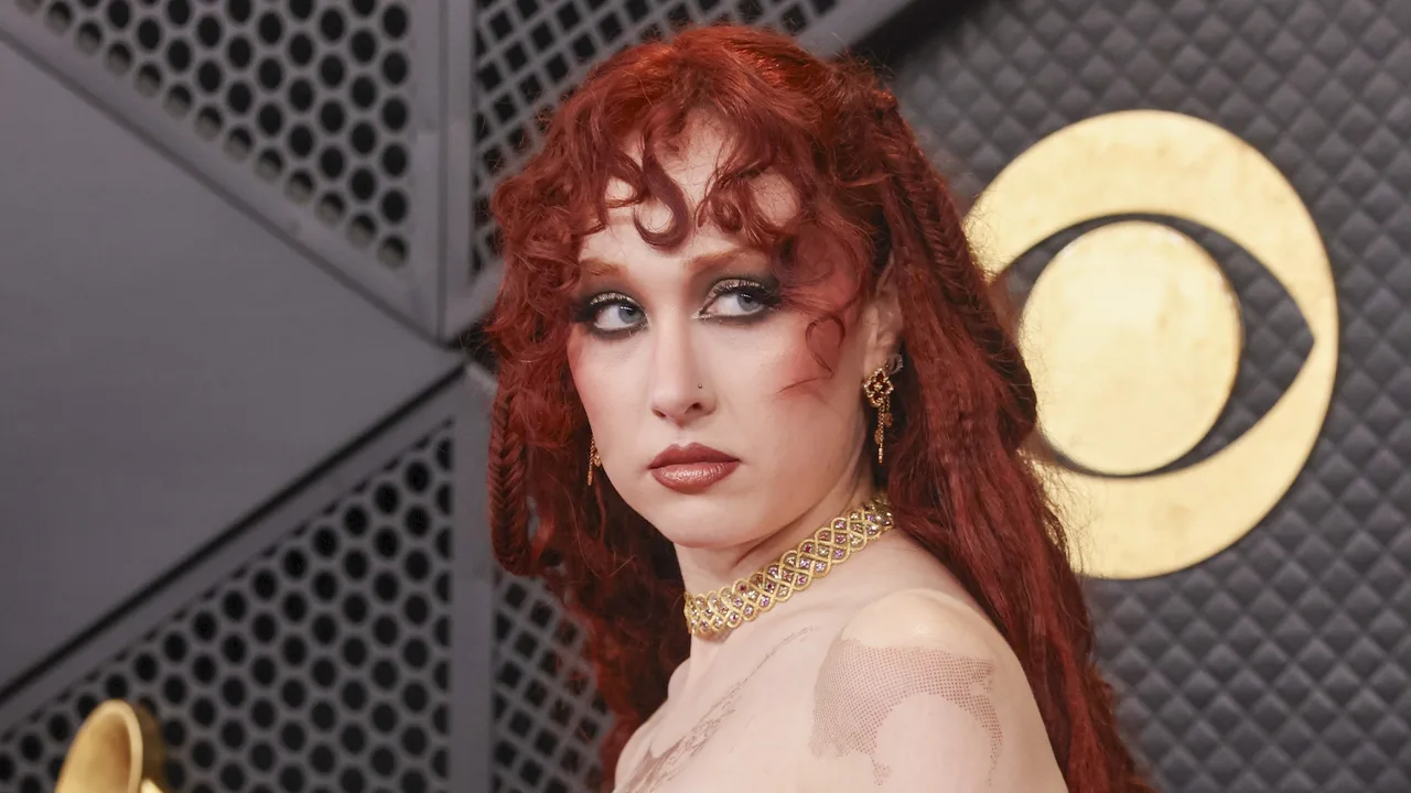 Zangeres Chappell Roan topless over rode loper bij uitreiking Grammy Awards