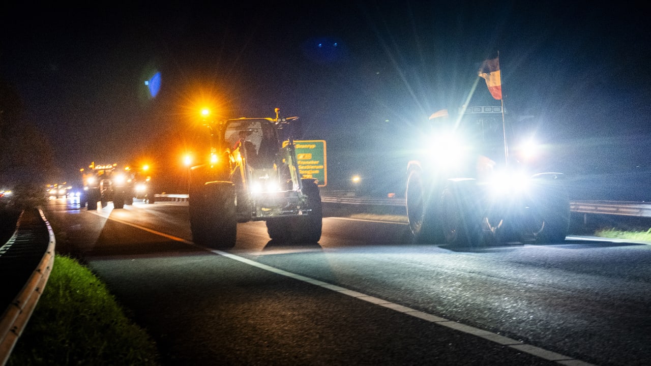Politie bekeurt Friese boeren voor trekkers op de snelweg