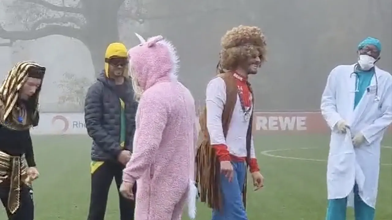 VIDEO: FC Köln-selectie verschijnt in carnavalskostuum op trainingsveld