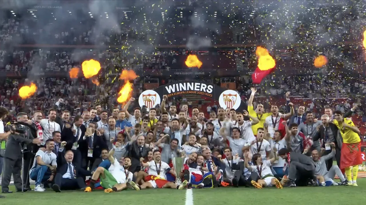 HULDIGING: Sevilla houdt Europa League-beker de lucht in