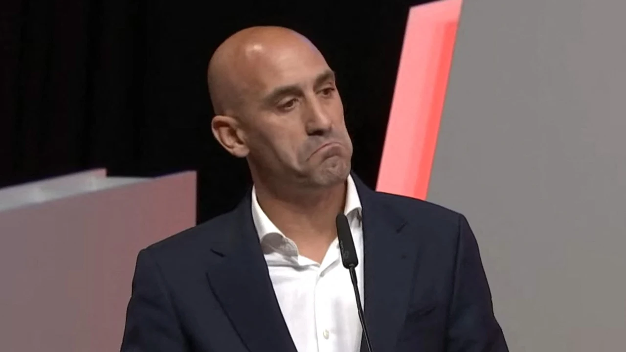 Moeder Luis Rubiales in hongerstaking tot ’onmenselijke jacht’ op zoon stopt