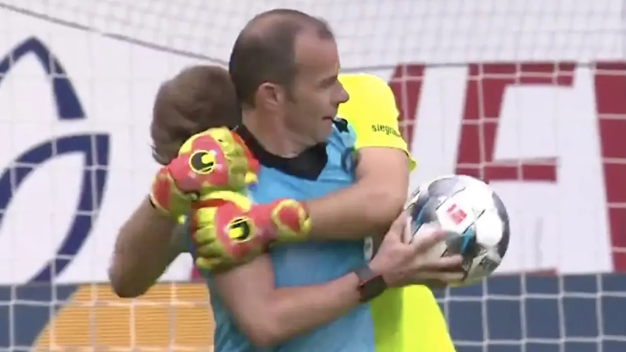 Ongemakkelijk: Augsburg-doelman omhelst scheidsrechter na laatste fluitsignaal