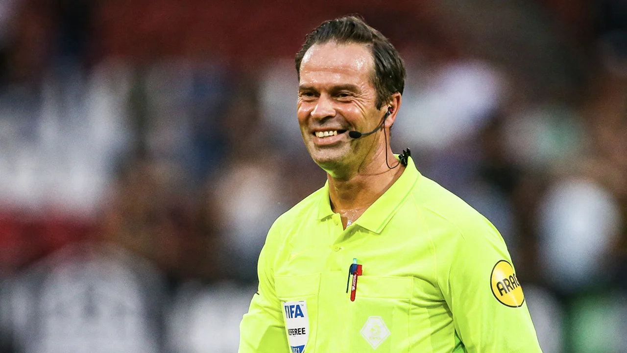 KNVB wijst Nijhuis aan voor Ajax - AZ