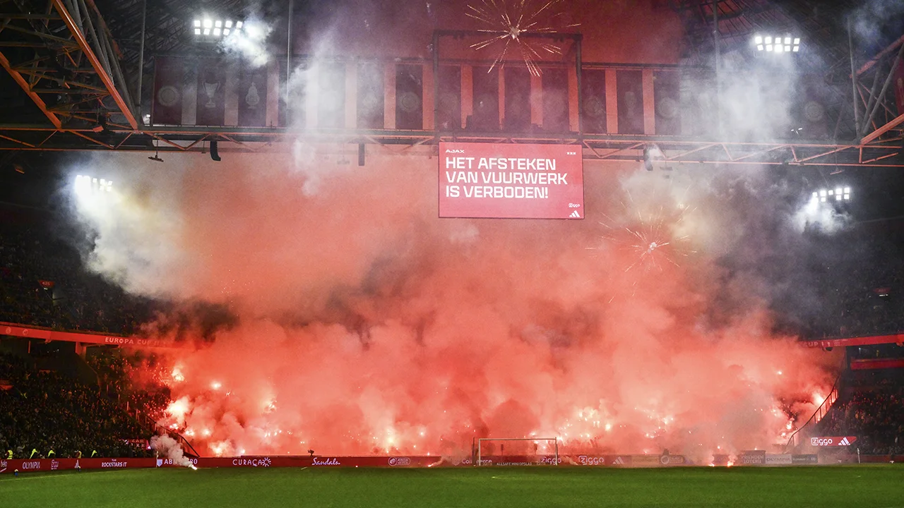 F-Side blijft gesloten tijdens Ajax - Feyenoord na staking door hevige vuurwerkacties