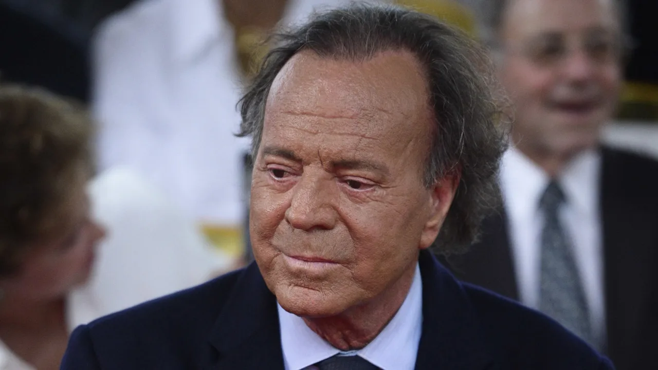 Julio Iglesias reageert voor het eerst op beschuldigingen van verkrachting en seksueel misbruik