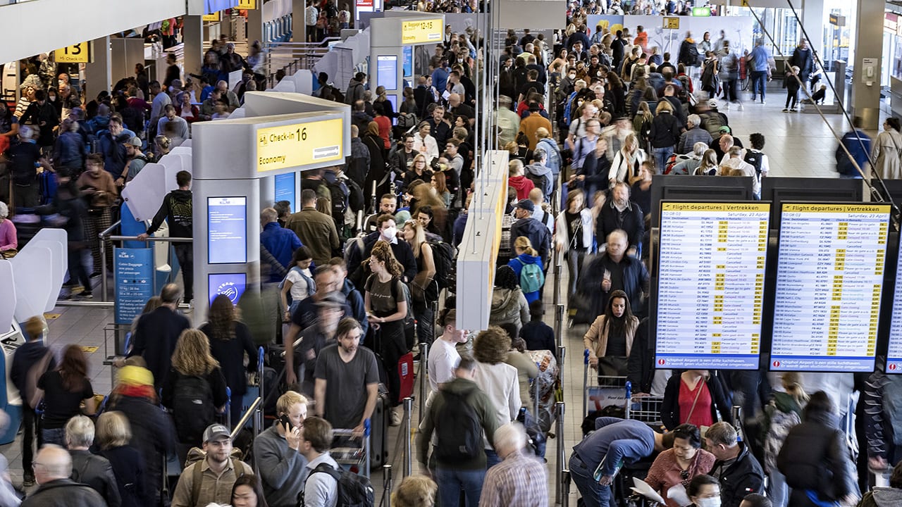 Schiphol roept alle reizigers op niet naar luchthaven te komen