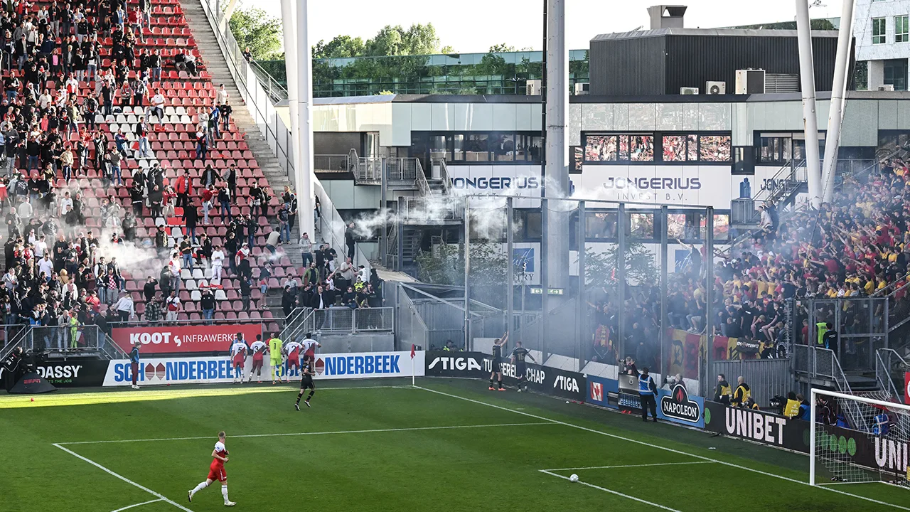 Video: FC Utrecht - Go Ahead Eagles tijdelijk stilgelegd na gooien van vuurwerk